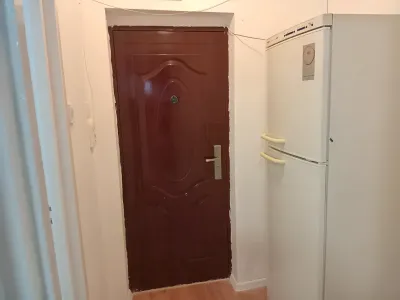inchiriere garsoniera Sector 6 București bucătărie frigider